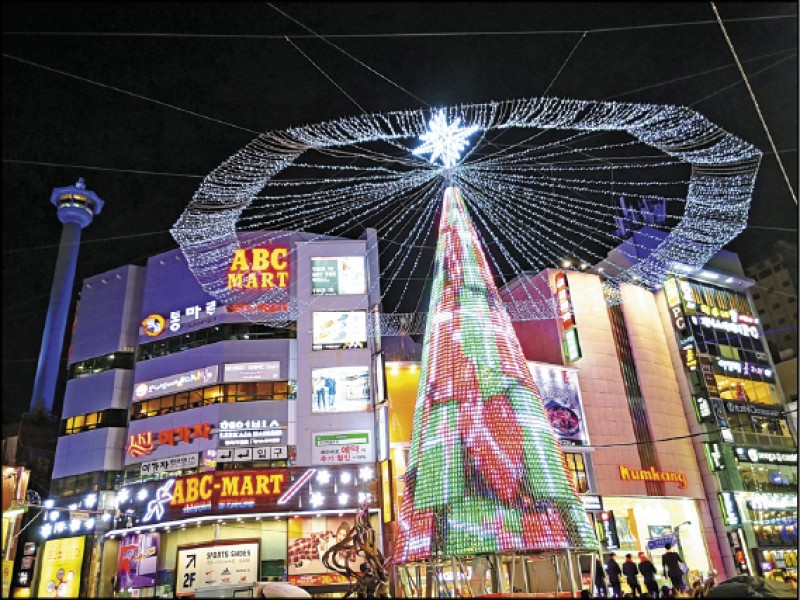 南浦洞購物街景。