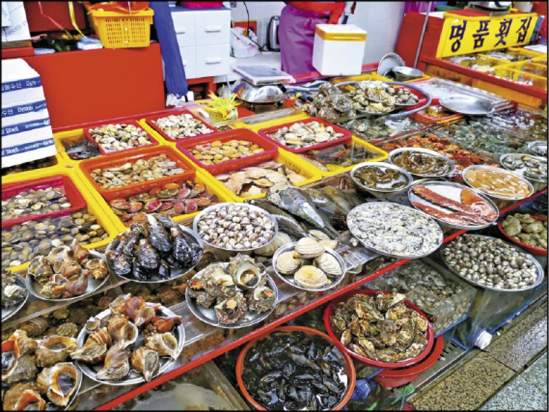 在釜山的海鮮市場可品嘗到鮮美海味。