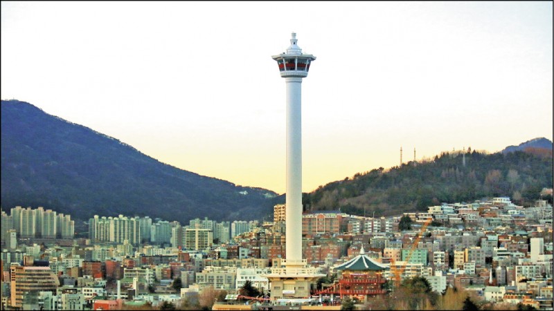 高高聳立的釜山塔。