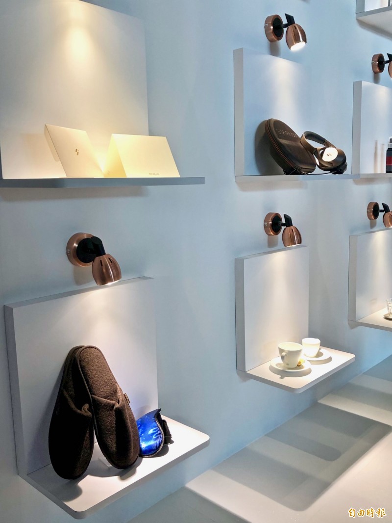 星宇航空機艙設備與備品讓旅客享受舒適飛航旅程。（記者莊士賢攝）