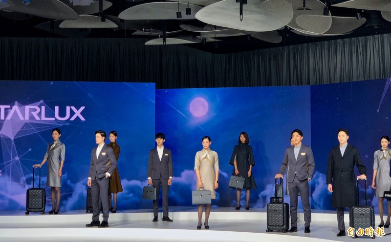 星宇航空制服以「新創經典　樹立標竿」的設計理念，融合復古與未來感元素，既呈現宇宙星際感，又蘊含經典時裝特色。（記者莊士賢攝）