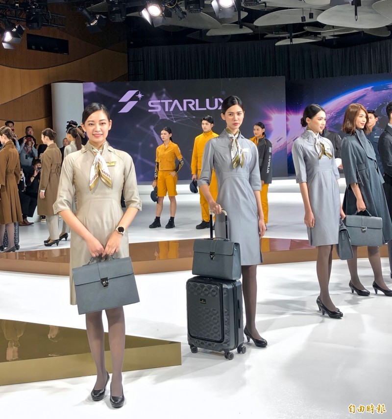 星宇航空空服員制服，美觀之外也兼顧舒適、實用性。（記者莊士賢攝）