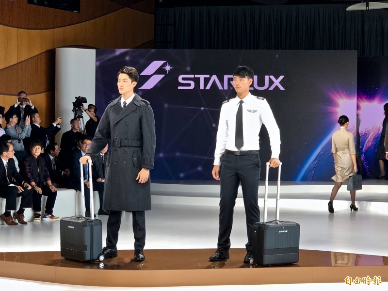 飛航員制服捨棄傳統西裝外套及大盤帽，展現不同時尚感。（記者莊士賢攝）