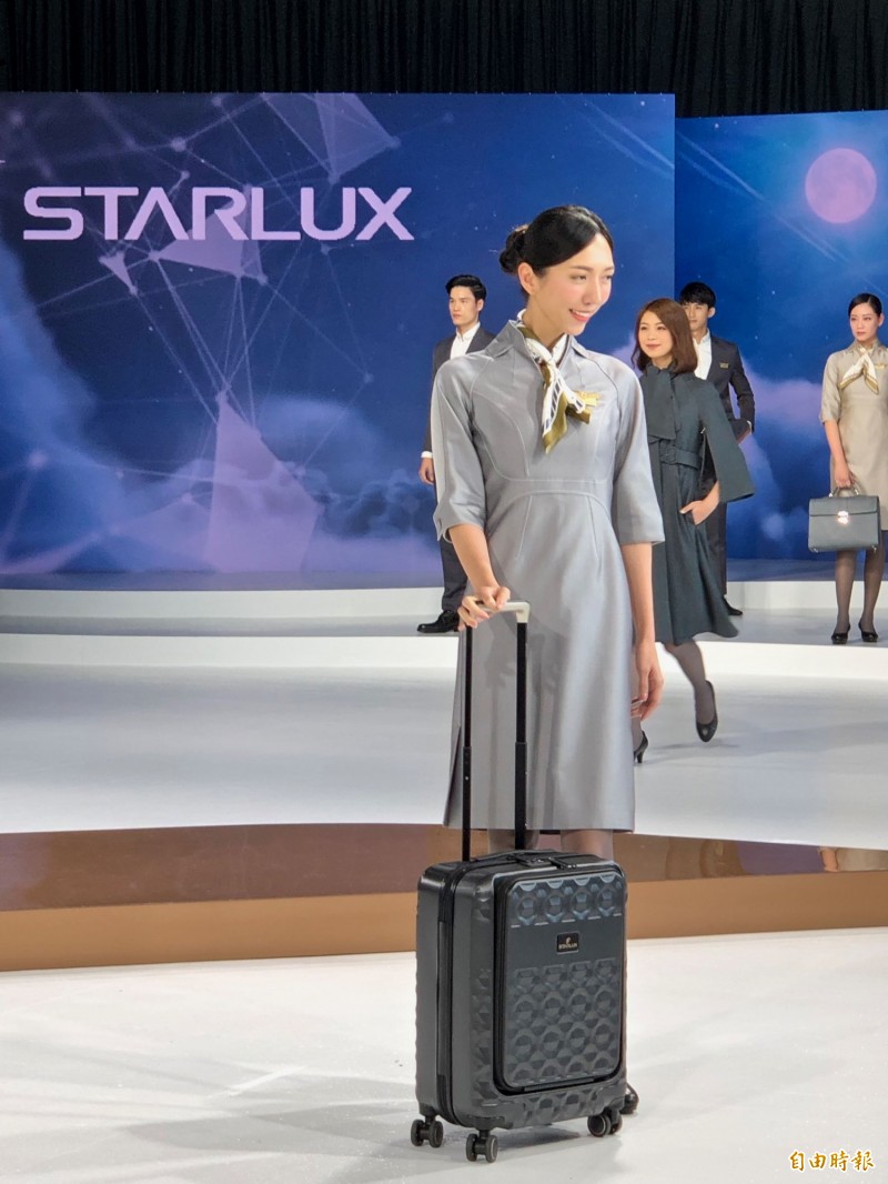 空服員制服往往是吸引人們注目的美麗焦點。（記者莊士賢攝）