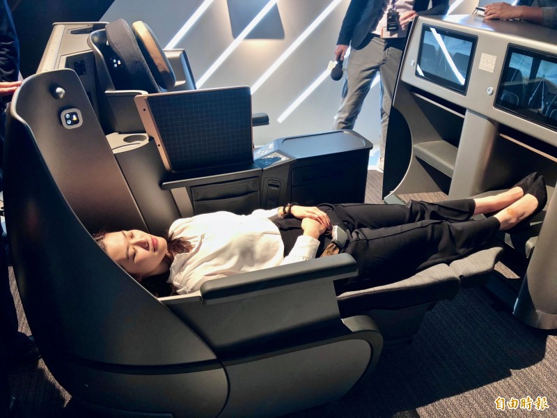 星宇航空商務艙配置有國內首創窄體客機全平躺座椅。（記者莊士賢攝）
