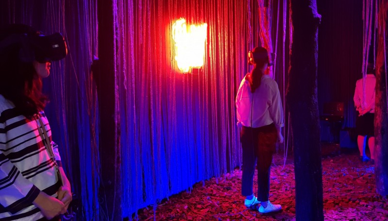 VR動畫「Gloomy Eyes」帶來不同的沉浸式體驗。（記者凌美雪攝）