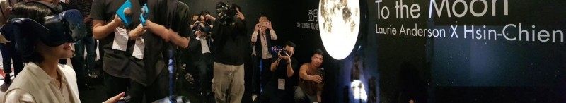 文化部長鄭麗君戴體驗VR作品《To the Moon》（登月）。（記者凌美雪攝）