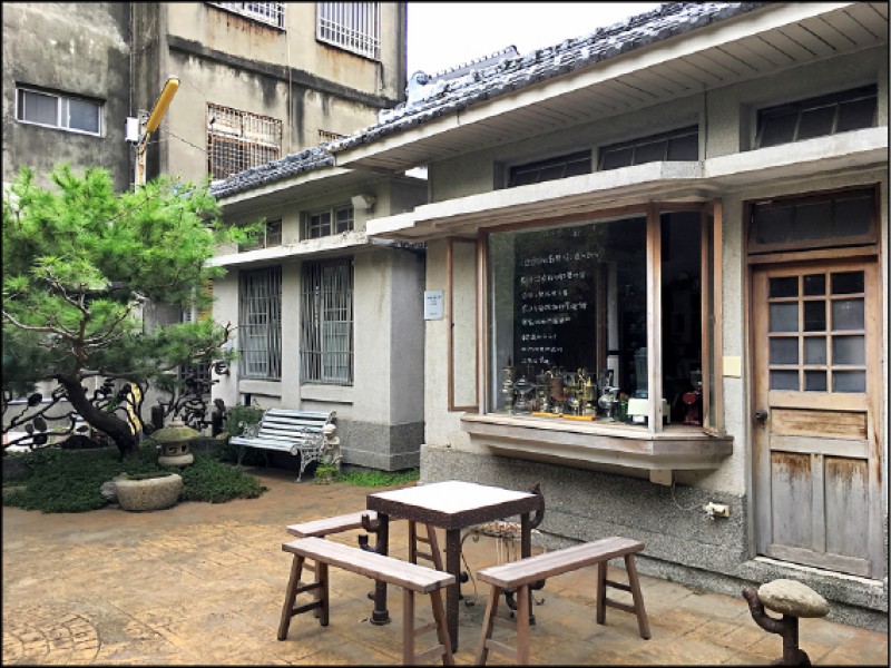 虎尾厝沙龍是愛書人、古董傢俬控的朝聖地。