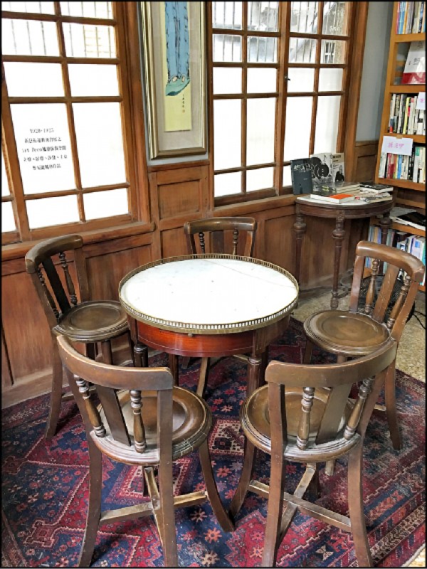 一室骨董傢俬與燈具，為獨立書店帶來歐洲人文沙龍風尚。