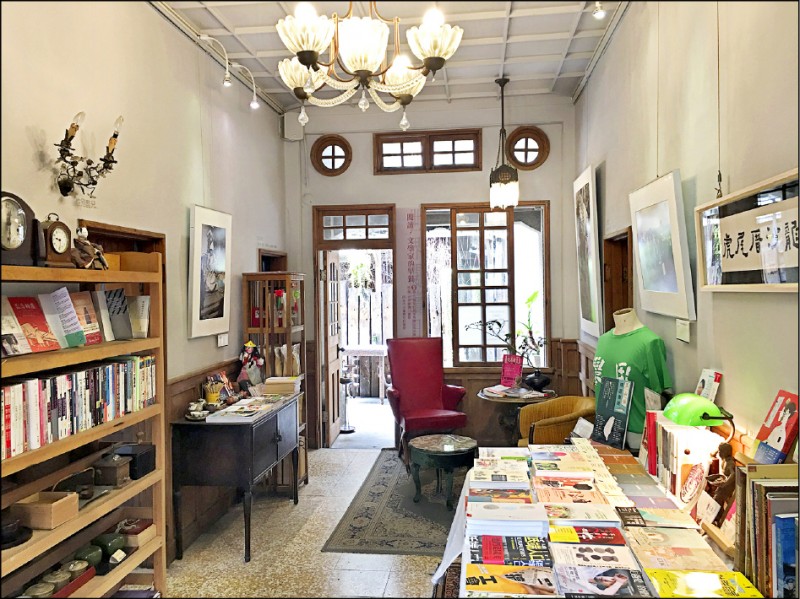 虎尾厝沙龍女主人把老中醫生宅邸，變成討論、思辨的人文基地。