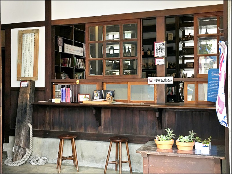 早年隔著木窗登記土地資料，原本的挑高地籍儲存櫃，現在也搖身變成展覽櫃。