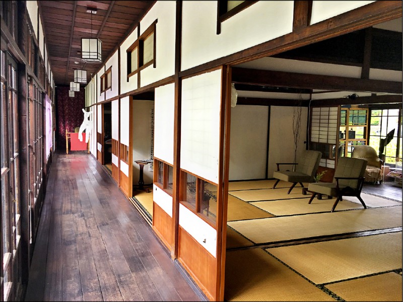 日式老屋內欣賞藝術展覽，度過美好的小鎮時光。