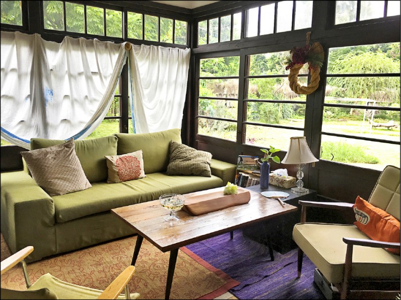 等待室裡有時髦的沙發與茶几，重現日本明治維新後引進西方文化的時代印記。