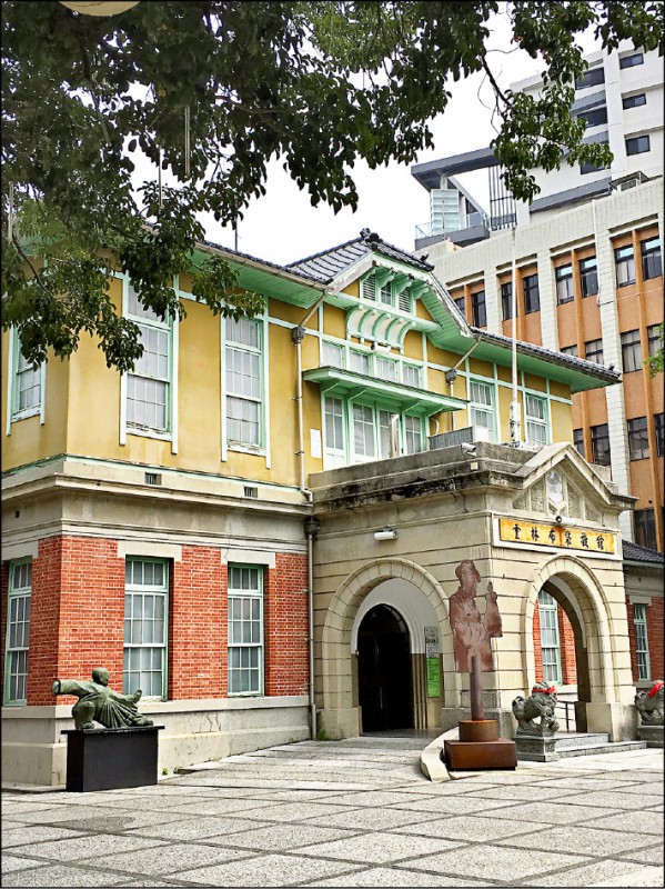 以虎尾郡役所（今雲林布袋戲館）為散步起點，玩味文藝小鎮。