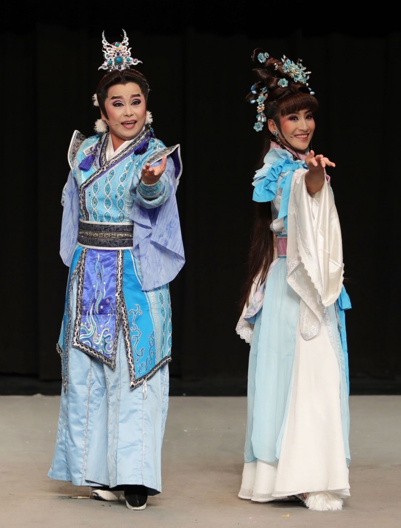 繡花園戲劇團當家小生董如玲（左）與第三代陳書宴（右）。（明華園藝術家族提供）