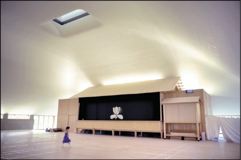 建築師三分一博志設計的「直島大廳」。