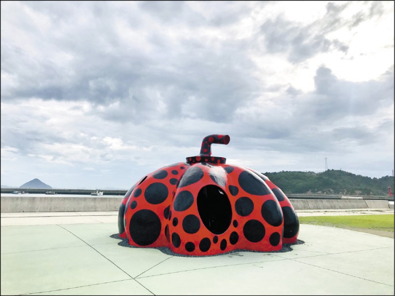 草間彌生「紅南瓜」。