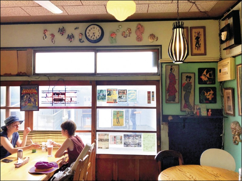 宮浦港口附近的Shioya Diner，有遊客評論：比美式食物還好吃的美式餐廳。