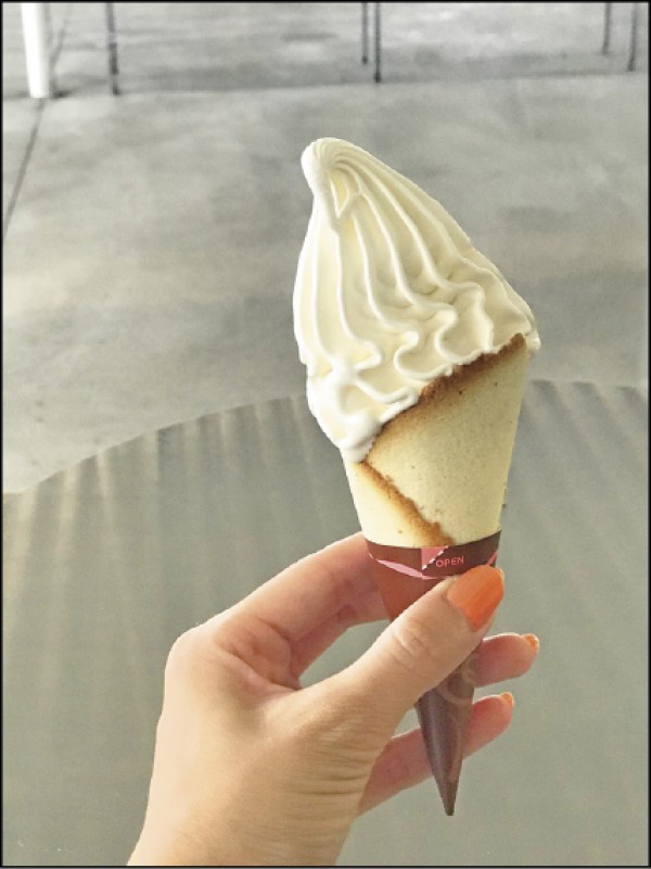 「直島玄關」內販售的冰淇淋，奶香味濃郁，甜筒使用如蛋捲的餅皮。