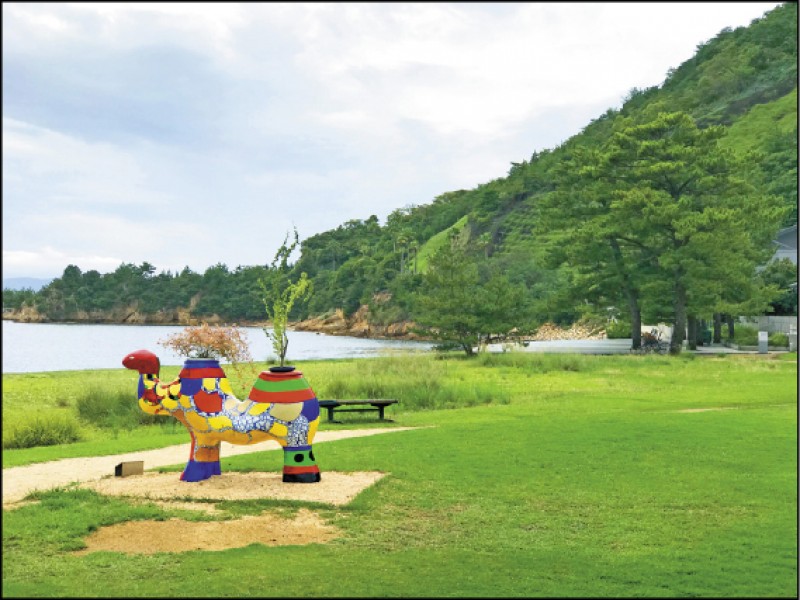 直島「倍樂生藝術之地」，彷彿一個大型藝術公園。