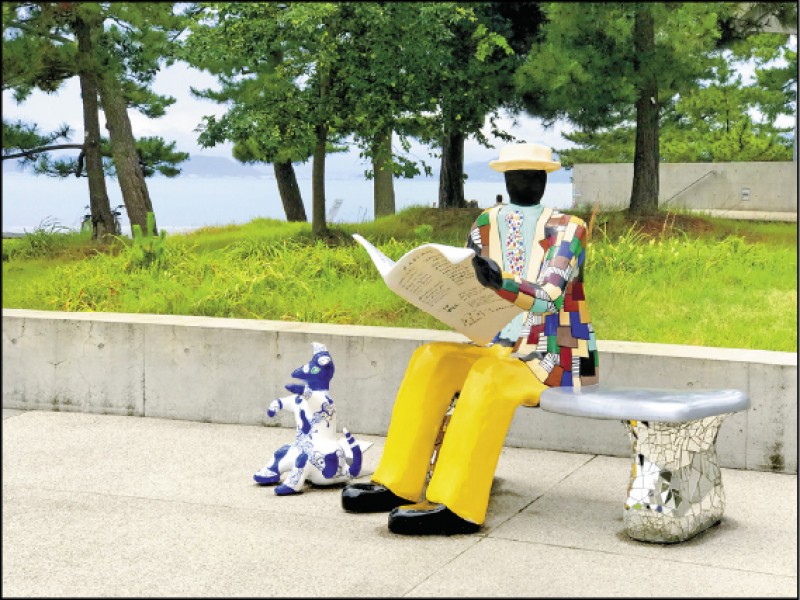 公園散落著20多件藝術品，與自然並存。