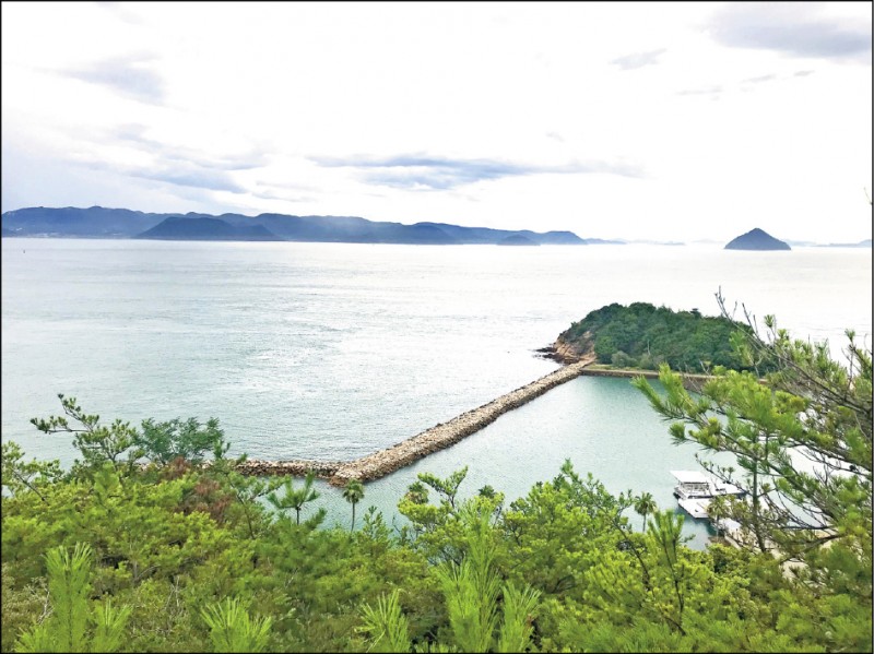 從地中美術館咖啡廳戶外遠眺的瀨戶內海景。