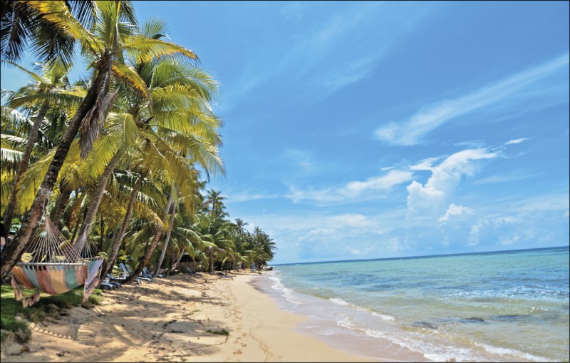 細柔沙灘與湛藍海水是玉米島吸引遊人的一大魅力。