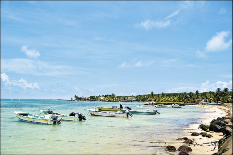 大、小玉米島上有多處沙灘，各具美景吸引遊人。