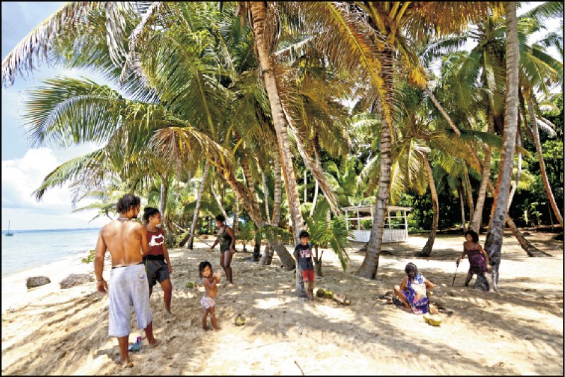 小玉米島上在地居民不多，漫步島上可邂逅在地居民。