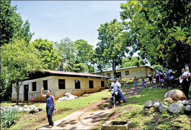 玉米島上居民相當友善，看見外來遊客會熱情打招呼。