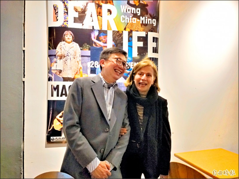 導演王嘉明（左）與瑪麗．科林合照。（記者陳昱勳攝）