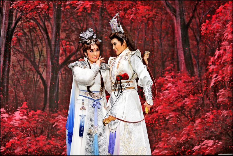 《鐵膽‧柔情》由姜琬宜（左）與陳昭賢主演。（明華園戲劇總團／提供）