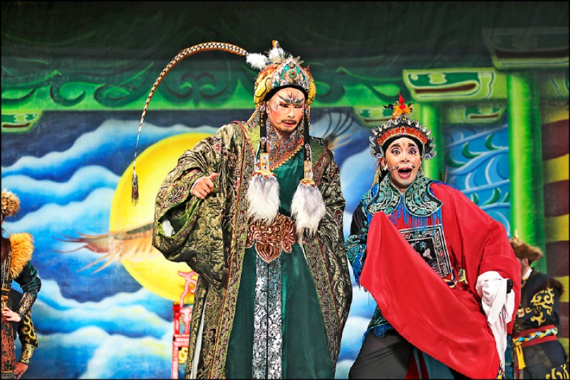 吳建緯（左）與陳彥名在《鐵膽‧柔情》中的丑角有精采演出。（明華園戲劇總團／提供）