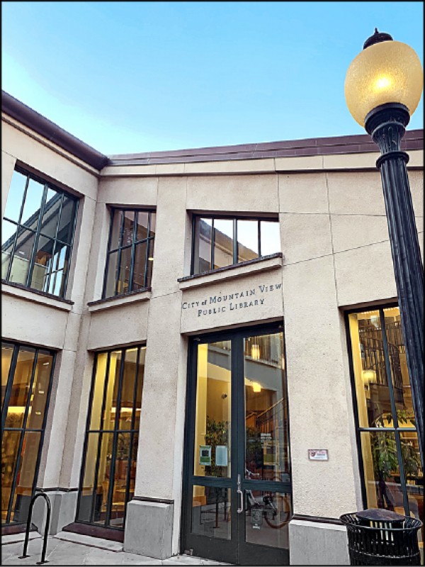 藝術中心後方就是市立公共圖書館，建築外觀宛若歐式飯店。