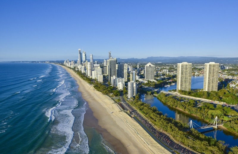 澳洲黃金海岸絕美沙灘與平坦賽道，是舉辦馬拉松賽事的絕佳場地。（昆士蘭旅遊及活動推廣局提供 ）