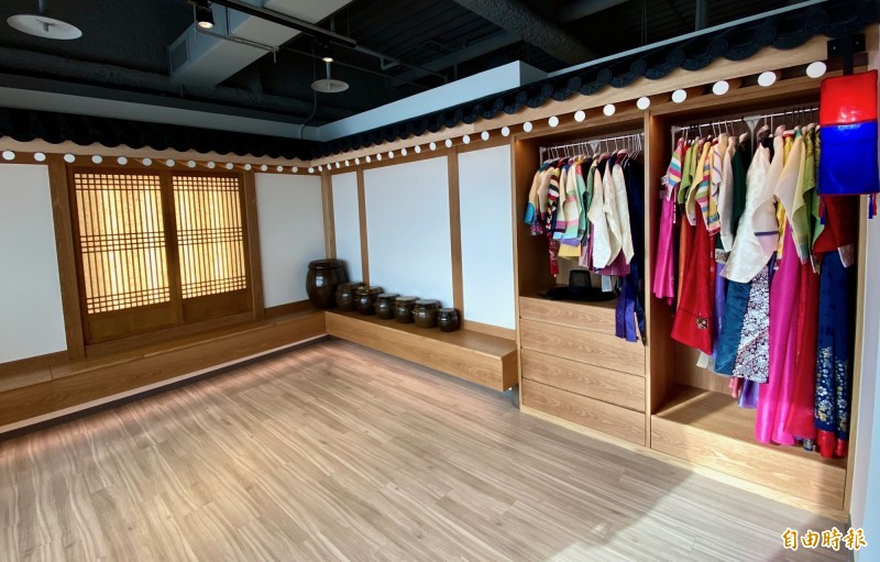 韓國觀光公社台北支社及Korea Plaza喬遷新址，Korea Plaza重新開幕後，提供旅人多元化服務。（記者莊士賢攝）