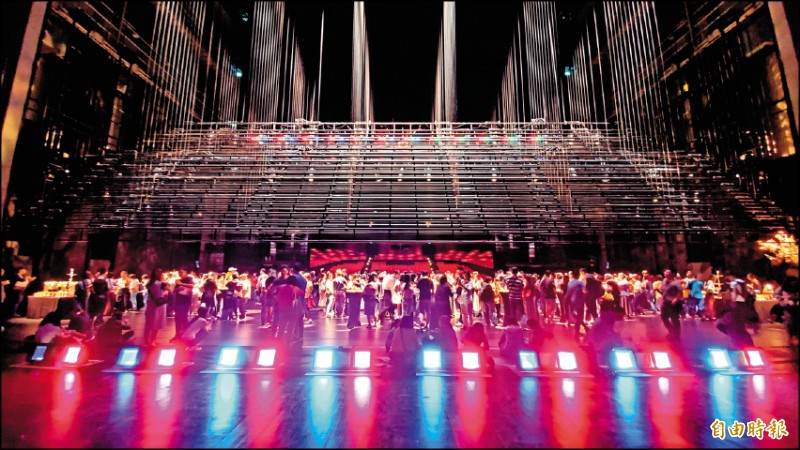 開幕週年累積參觀人次突破380萬人，衛武營邀死忠粉絲至歌劇院同慶。（記者凌美雪攝）