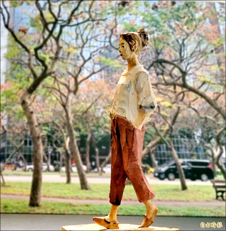 ONE ART Taipei，曾上杰木雕作品刻畫當代人的生活面貌。（記者凌美雪攝）