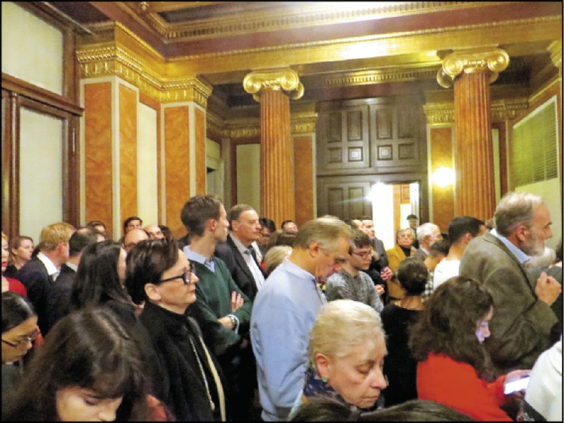 一直以為只有窮學生及觀光客才會買站票，原來我錯了！每個愛樂者的站功真好！