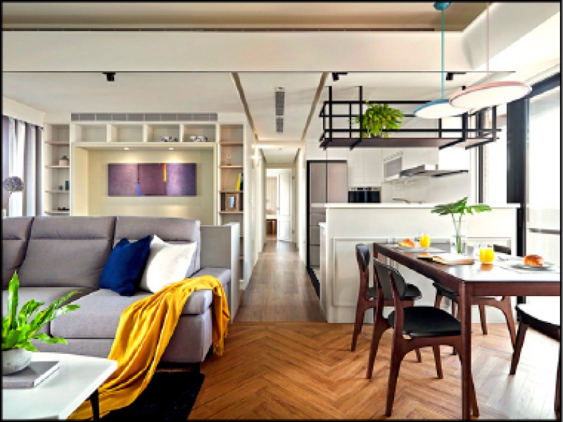 將廚房、書房原本的隔間拆除，不但視覺放大，也增進家人之間的互動。