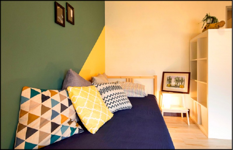 家裡有面跳色的牆，可為空間增加個性，或者創造溫暖的家庭感，抱枕再選擇對比色做跳色，易於混搭。