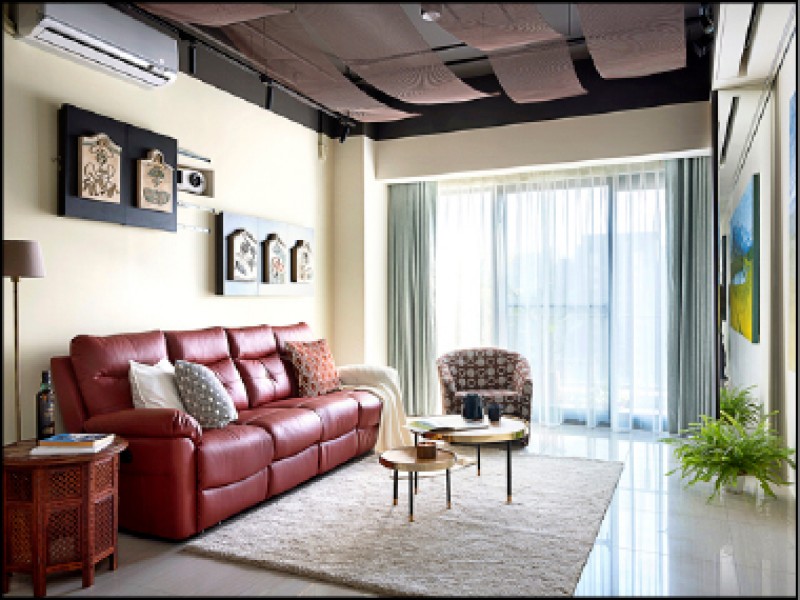 天花板營造有如浪濤的設計，運用鐵網取代布幔，打造如浪濤的天花板裝飾，讓空間更有立體感。