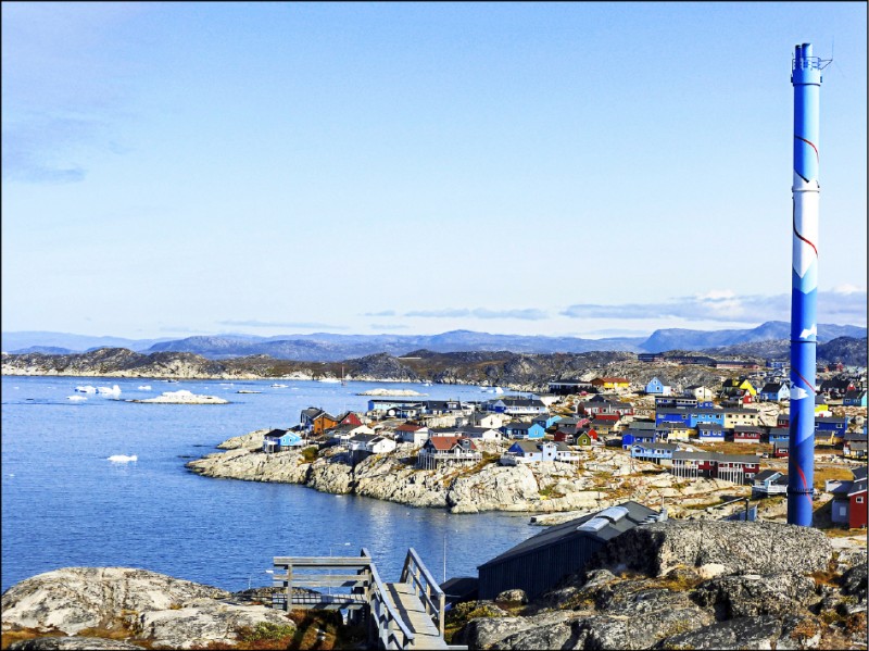 黃線登山步道的終點可遠眺城鎮的繽紛小屋。