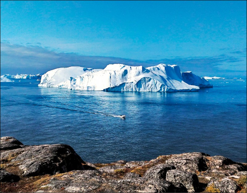 海面上遺世而獨立的冰山。