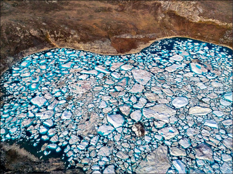 搭直升機從高空俯瞰浮冰。