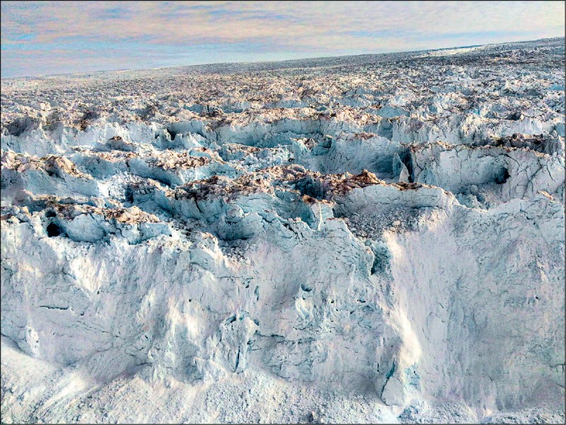 伊盧利薩特冰川上一望無際的冰原。