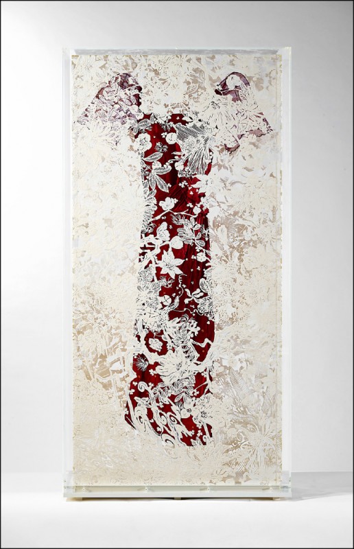 大卷伸嗣作品〈迴響──水晶計畫 紅色洋裝〉，修正液、壓克力、色粉、衣料，2014年。（安卓藝術／提供）