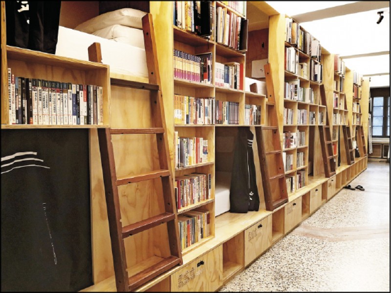 在「艸祭Book inn」連睡覺都能與書為伍。