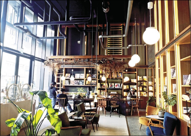 「U.I.J Hotel & Hostel友愛街旅館」大廳很有設計感。