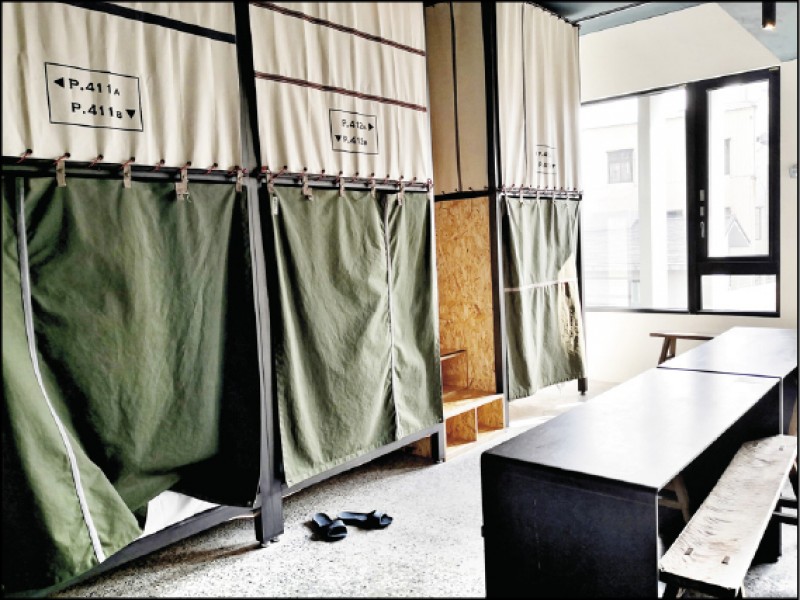 友愛街旅館的背包客房型設計簡約、空間寬敞，很受年輕人喜歡。